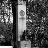 Brunnen in Güstrow mit den Tierfiguren „Voß un Swinegel“ von Wilhelm Wandschneider gestiftet 1908 vom Sohn Konsul Max Brinckman in Hamburg (Foto: Archiv Bernd Ruchhöft)
