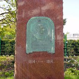 Gedenkstein mit Bronzerelief im Kurpark Warnemünde aus dem Jahr 1914 von Wilhelm Wandschneider (Foto: Berth Brinkmann)