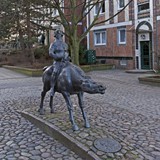 Brinckman-Denkmal 'Kasper-Ohm auf dem Voßwallach reitend' in der Rostocker Nördlichen Altstadt von Jo Jastram (Foto: Berth Brinkmann)