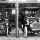 Links: Peugeot Typ 48, Baujahr 1902 ff., rechts: Mercedes Simplex, Baujahr 1905 ff.
Personen vlnr: Paul Dethloff Moennich, Margarethe Moennich, Prof. Dr. Paul Moennich, Frida Moennich geb. von Schrader. Foto 1911/12
