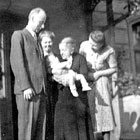 Drei Generationen der Familie Moennich vor der Gehlsdorfer Villa  1951