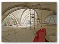 Einblick in das Gewölbe der Ostkapelle OI. Gut erkennbar die Arbeiten an den gebrochenen Rippen (Arbeiten Restaurator Peter Wagner). Es werden die alten Schienen ausgebaut und neue Formziegel eingesetzt.