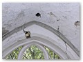 Kapelle OI, Detail des großen zehn Meter hohen Ostfensters mit beschädigtem Sturzbogen.